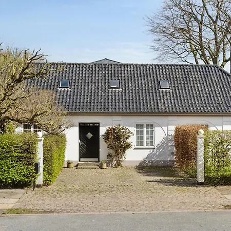 Semesterbostad Sanders Swan - Marvellous Close To The Center Of