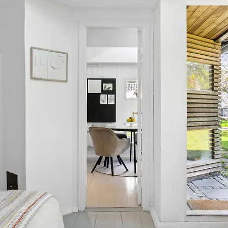 Sanders Swan - Marvellous Close To The Center Of Tatil Evi