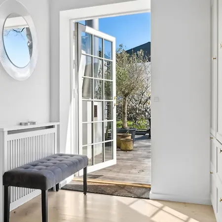 Sanders Swan - Marvellous Close To The Center Of Tatil Evi Kopenhag