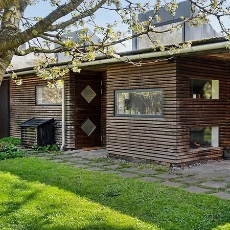 Sanders Swan - Marvellous Close To The Center Of *