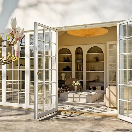 Sanders Swan - Marvellous Close To The Center Of