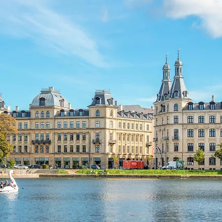 Sanders Swan - Marvellous Close To The Center Of Semesterbostad